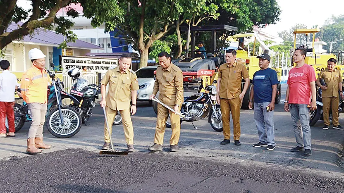 PERBAIKAN JALAN: Wali Kota Pekanbaru Agung Nugroho didampingi Wawako Pekanbaru Markarius Anwar mengecek langsung perbaikan di Jalan Pepaya, Kecamatan Sukajadi, beberapa waktu lalu. (PEMKO PEKANBARU UNTUK RIAU POS)