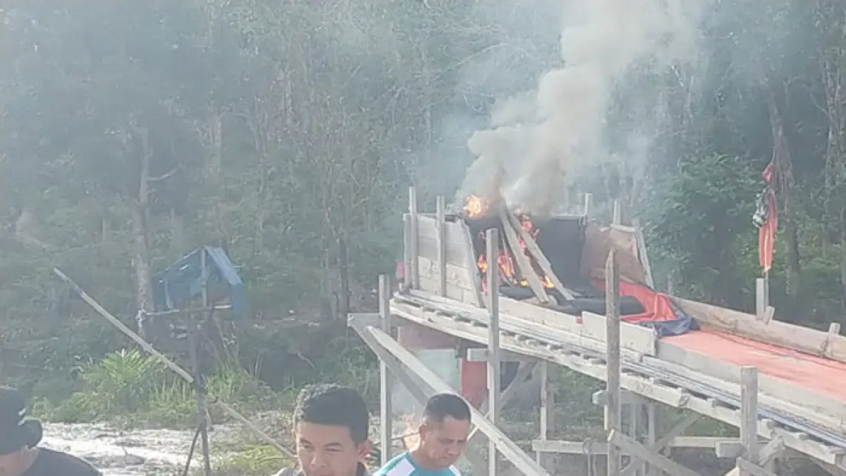 Personel Polsek Kuantan Tengah dan Polres Kuansing menertibkan aktivitas PETI di perbatasan PT Agrinas Palma Nusantara dan Desa Titian Modang Kopah Kecamatan Kuantan Tengah, Senin (22/6/2026) sore. (Polsek Kuantan Tengah untuk Riaupos.co)