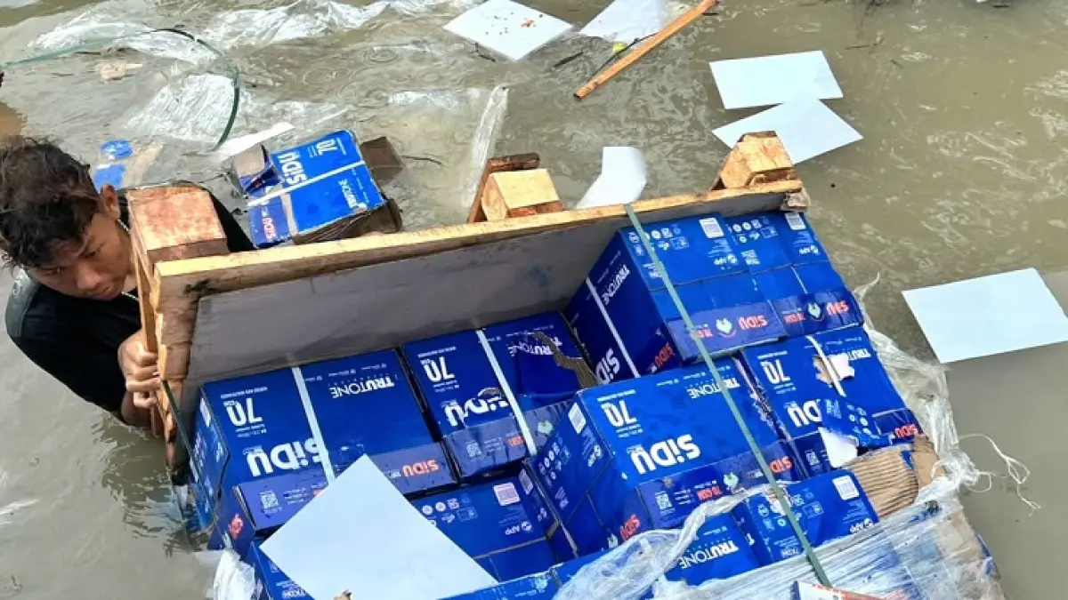 Sejumlah pihak berupaya untuk menyelamatkan muatan yang mengapung dari lambung&nbsp; KLM Setia Bersama pascaternggelam di Perairan Selat Ringgit, Senin (22/6/2026). (Istimewa)