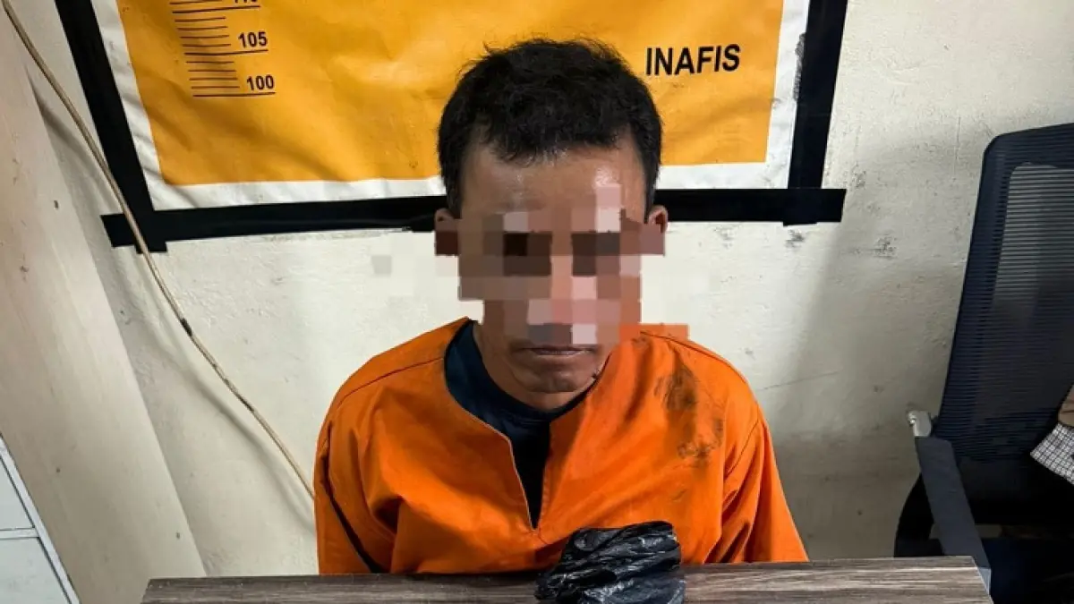 Tersangka bersama puluhan paket narkoba jenis sabu diamankan di Mapolres Inhil untuk proses penyelidikan dan penyidikan lebih lanjut, Selasa (23/6/2026). (Istimewa)