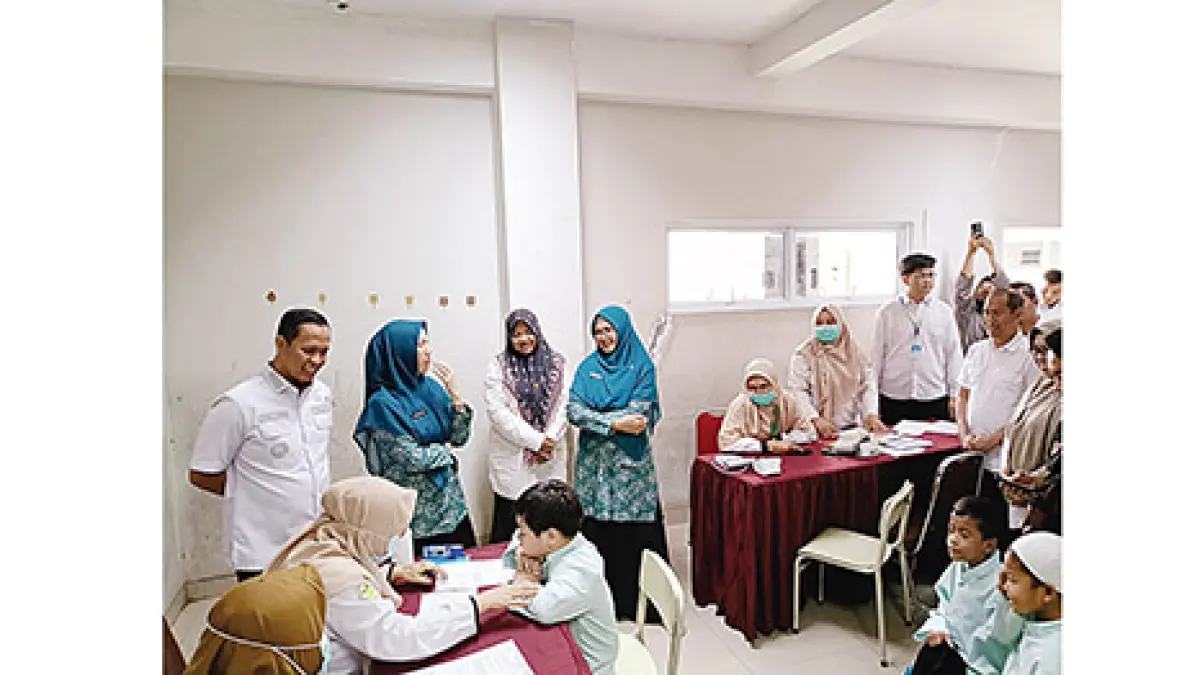 TINJAU CKG: Wali Kota Pekanbaru Agung Nugroho didampingi Ketua TP PKK Pekanbaru Sulastri Agung meninjau pelaksanaan Cek Kesehatan Gratis (CKG), baru-baru ini. (PEMKO PEKANBARU UNTUK RIAU POS)