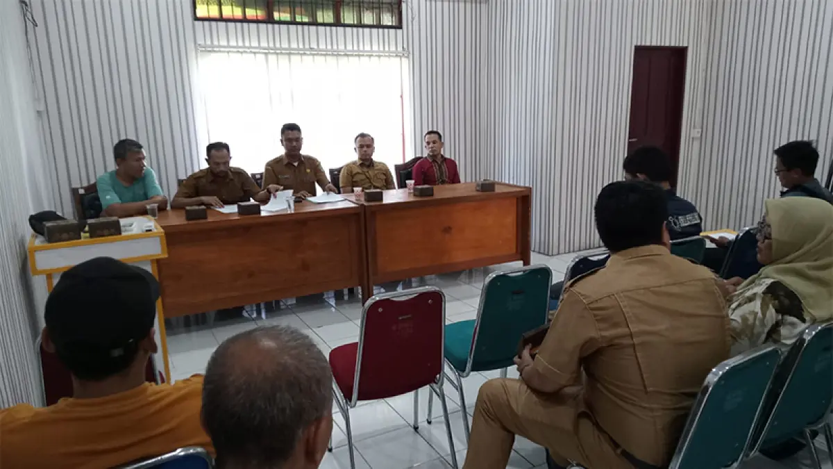 Wakil Ketua I KONI Rohil Alfira Ramadhan SIKom (tengah) memimpin rapat persiapan dan pembentukan panitia rakerkab, di Sekretariat KONI Rohil di Bagansiapiapi, Selasa (23/6/2026). (Zulfadhli).