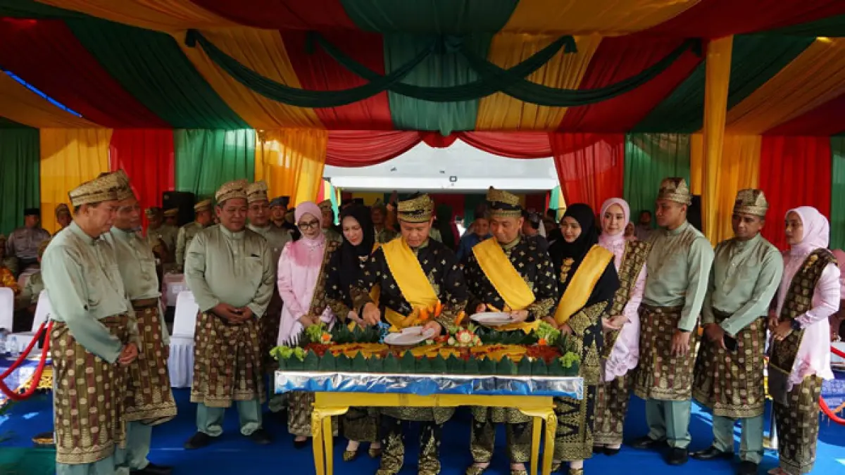 Wako Agung Nugroho dan Wawako Markarius Anwar potong tumpeng hari jadi ke-242 Pekanbaru  di Kompleks Perkantoran Tenayan Raya, Senin (23/6/2026). (Evan Gunanzar/Riau Pos)