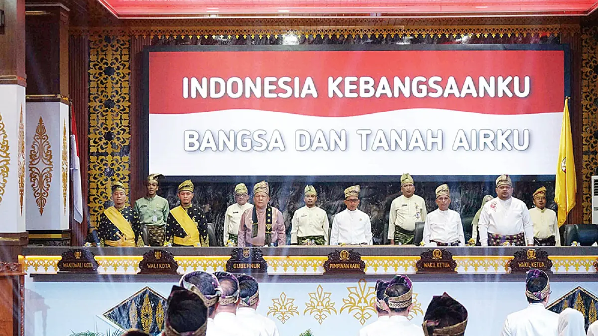 Pelaksana Tugas Gubernur Riau SF Hariyanto (lima kiri ) bersama Wali Kota Pekanbaru Agung Nugroho (tiga kiri), Wakil Wali Kota Pekanbaru Markarius Anwar (kiri), Ketua DPRD Pekanbaru Muhammad Isa Lahamid (tujuh kanan), dan para wakil ketua saat mengikuti Rapat Paripurna Hari Jadi ke-242 Pekanbaru di Ruang Rapat Paripurna Balai Payung Sekaki Gedung DPRD Pekanbaru, Jalan Jenderal Sudirman, Selasa (23/6/2026). (EVAN GUNANZAR/RIAU POS)