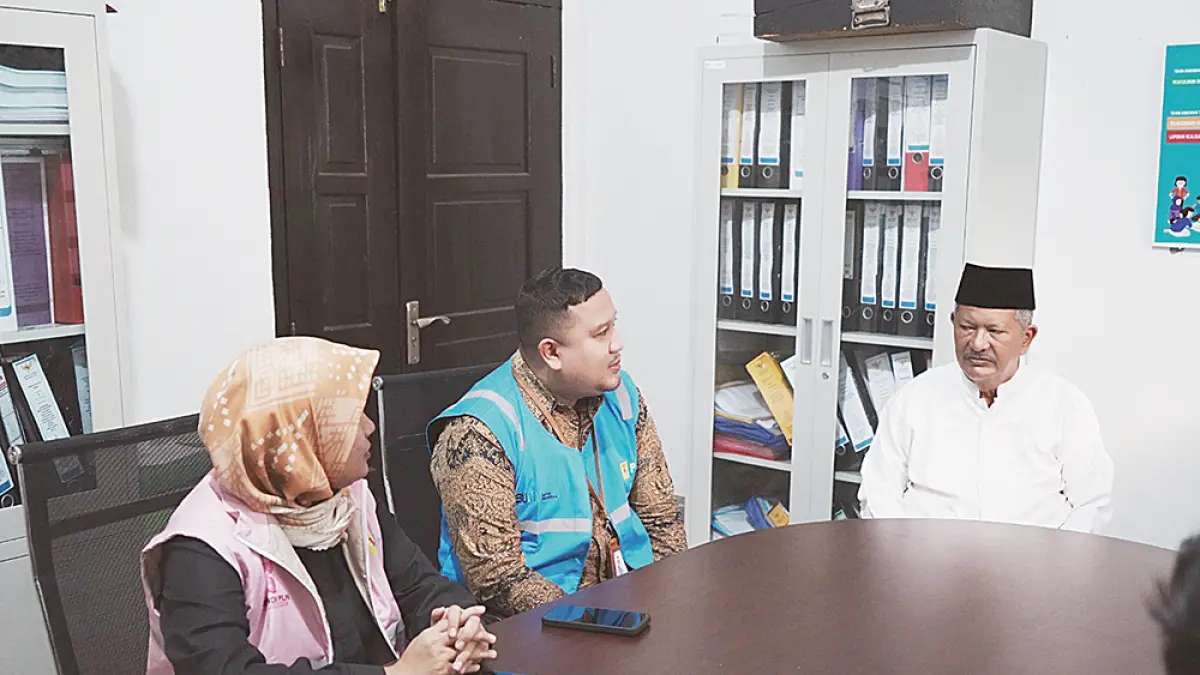 Petugas PT PLN (Persero) PLN UIP Sumbagteng melalui program PLN Peduli TJSL berdialog dengan Kepala Desa Kelapapati, Dasril untuk memperkuat pengembangan ekowisata dan konservasi mangrove di Desa Kelapapati, Kecamatan Bengkalis, beberapa waktu lalu. (PLN untuk riau pos)