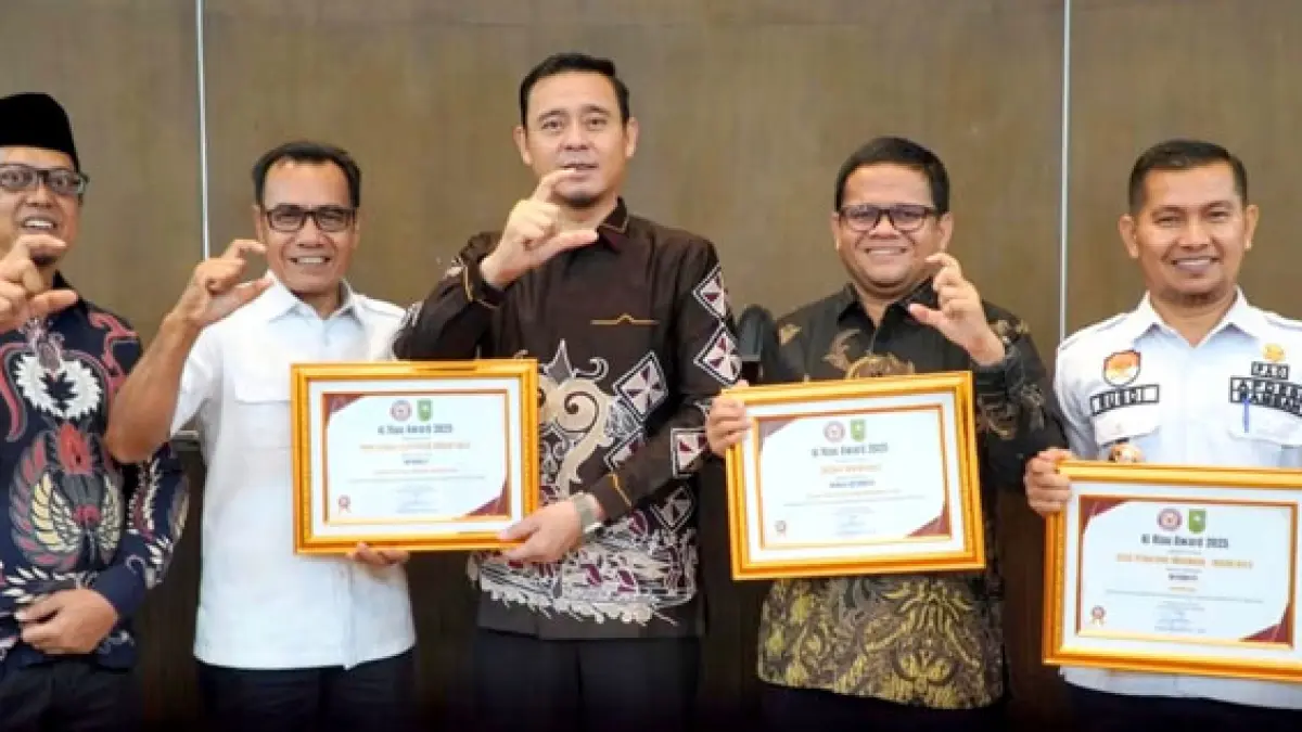 Kadis Kominfo Rohul Suharman Nasution (dua kanan) didampingi Kabid IKP Rudy Fadrial (kiri), Ketua KI Provinsi Riau Tatang Yudiansyah (tengah), Ketua Baznas dan Kades Pematang Berangan foto bersama usai terima penghargaan KI Award 2025. (Dinas Kominfo Rohul untuk Riaupos.co)