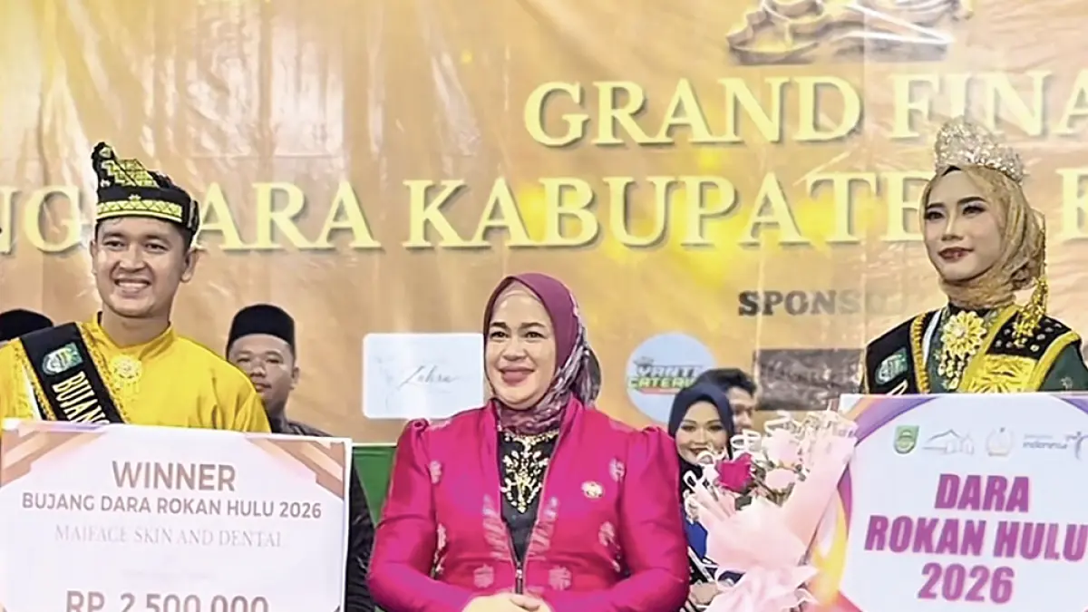 Ketua TP PKK Rohul dr Yeni Dwi Putri foto bersama usai menyerahkan Piala dan uang pembinaan kepada Bujang Dara Rohul Tahun 2026 terpilih pada grand final pemilihan Bujang Dara di Convention Hall Islamic Center Rohul, Senin (22/6/2026) malam. (Prokopim Setda Rohul untuk Riau Pos)