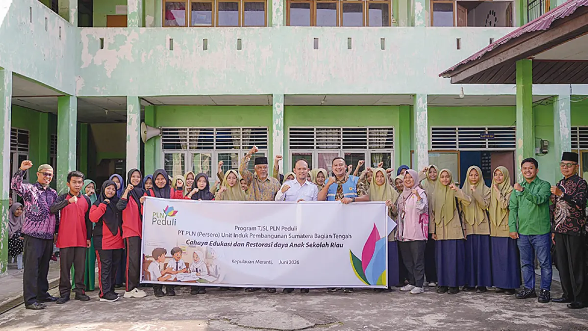 Assistant Manager Komunikasi dan TJSL PLN UIP Sumbagteng Muhammad Jamil beserta jajaran berfoto bersama dengan pihak Madrasah Aliyah Mu’allimin Muhammadiyah Selatpanjang, Kabupaten Kepulauan Meranti, Riau, belum lama ini. (Pt pln (persero) untuk riau pos)
