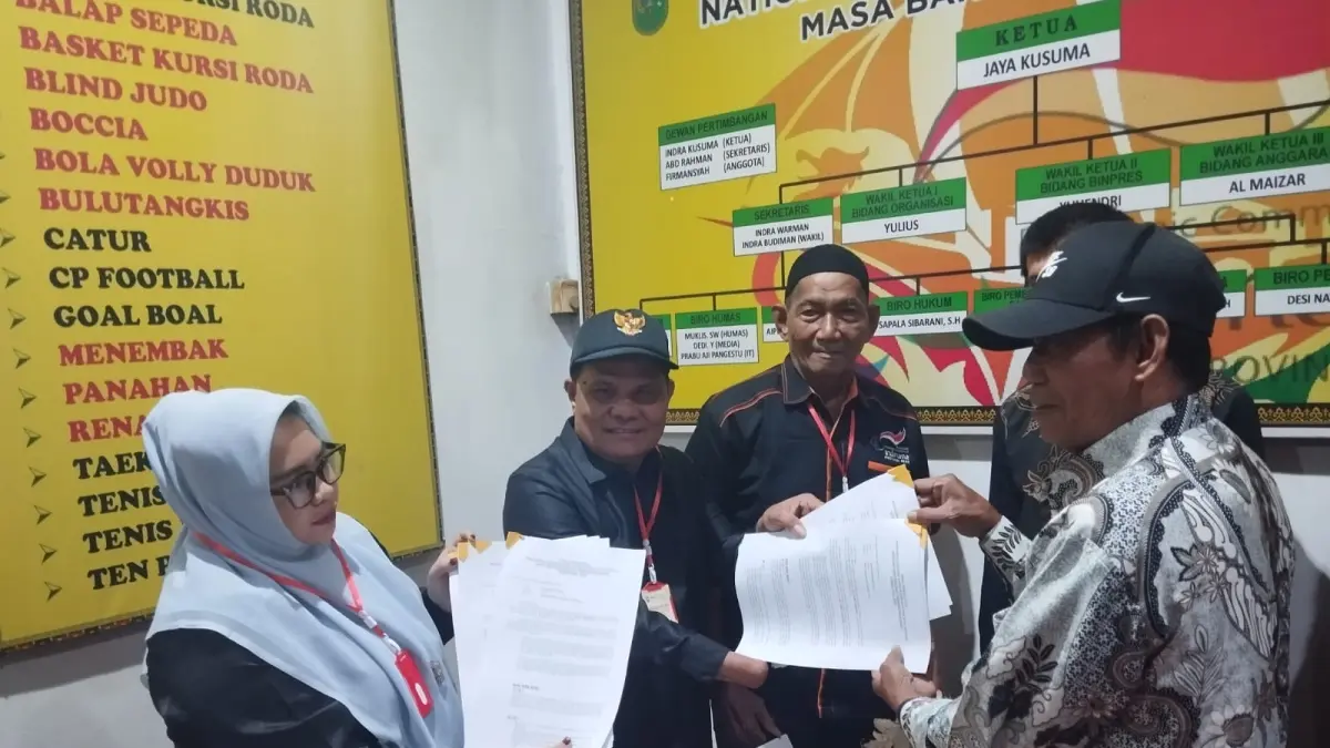 Bakal Calon (balon) Ketua NPCI Riau, Indra Warman (kanan bertopi) saat menyerahkan berkas pendaftaran di Sekretariat NPCI Riau, Jalan Pinang Merah, Pekanbaru, Rabu (24/6/2026).(DOFI ISKANDAR/RIAUPOS.CO)