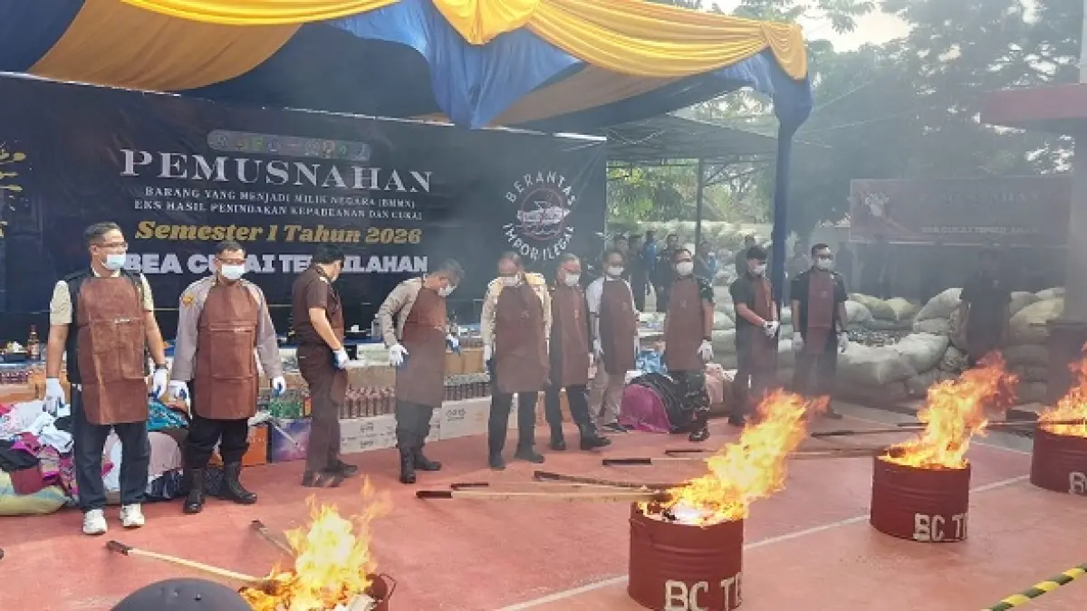 Barang ilegal hasil penindakan dimusnahkan dengan cara dibakar di Kantor Bea dan Cukai Tembilahan Jalan Sudirman, Rabu (24/6/2026).(Istimewa)