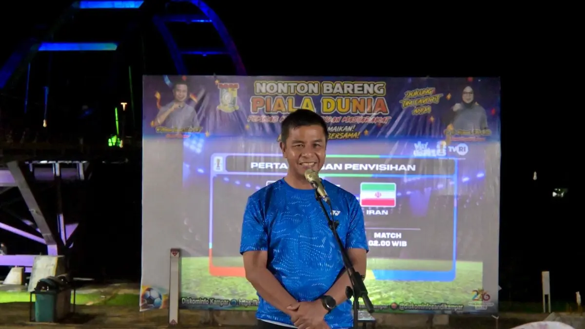 Bupati Kampar Ahmad Yuzar pada momen nonton bareng Piala Dunia 2026.(DISKOMINFO KAMPAR UNTUK RIAUPOS.CO)