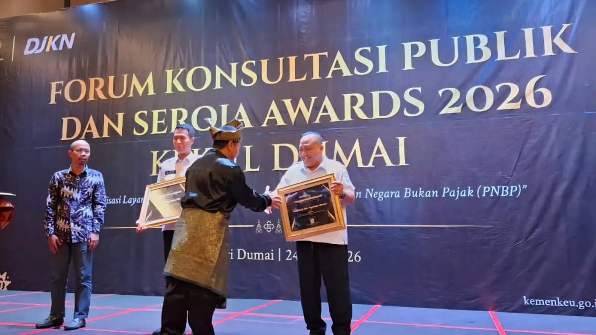 Fajar triasmoko mewakili Pemkab Kepulauan Meranti terima penghaegaan Seroja Awards 2026 sebagai Terbaik II Pengguna Layanan Penilaian Unggulan Kategori Barang Milik Daerah (BMD) Tahun 2025.