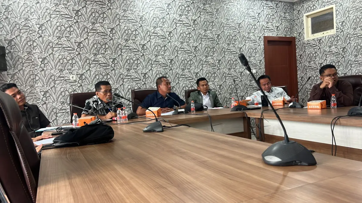 Komisi I DPRD Pelalawan menggelar RDP bersama Dinas Pendididikan dan Kebudayaan (Disdikbud) Pelalawan serta SMA dan SMK di Kecamatan Pangkalan Kerinci untuk mencari solusi siswa tak tertampung di SPMB, Rabu (24/6/2026) di ruang rapat gedung DPRD Pelalawan.(M AMIN AMRAN/RIAUPOS.CO)