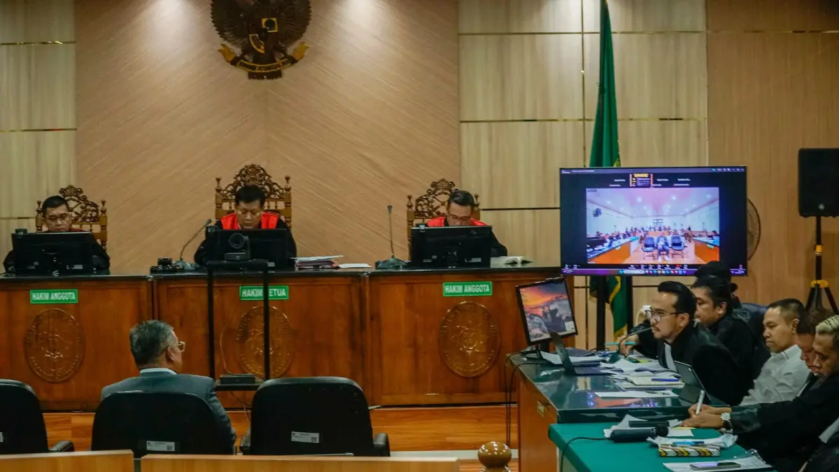 Gubernur Riau nonaktif Abdul Wahid bersama penasehat hukum, mendengar keterangan saksi ahli pidana Dr Chairul Huda yang dihadirkan advokat Gubernur Riau nonaktif Abdul Wahid di Pengadilan Tipikor Pekanbaru, Rabu (24/6/2026). (MHD AKHWAN/RIAUPOS.CO)