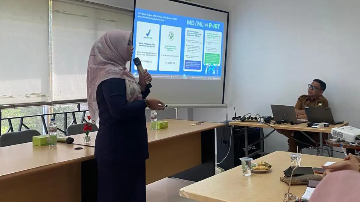 Instruktur BBPOM Pekanbaru memberikan edukasi kepada pelaku UMKM mengenai proses pendampingan UMKM pangan olahan, di Pekanbaru, Rabu (24/6/2026).(BBPOM UNTUK RIAUPOS.CO)