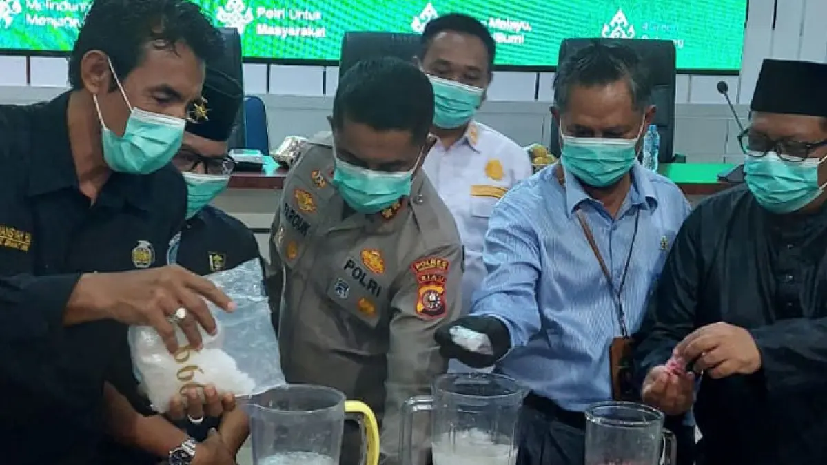 Kapolres Inhil AKBP Farouk Oktora SIK memimpin pemusnahan 1,5 Kg sabu dan ribuan butir ekstasi di Aula Rekonfu Polres Inhil Jalan Gajah Mada Tembilahan, Rabu (24/6/2026). (Istimewa)