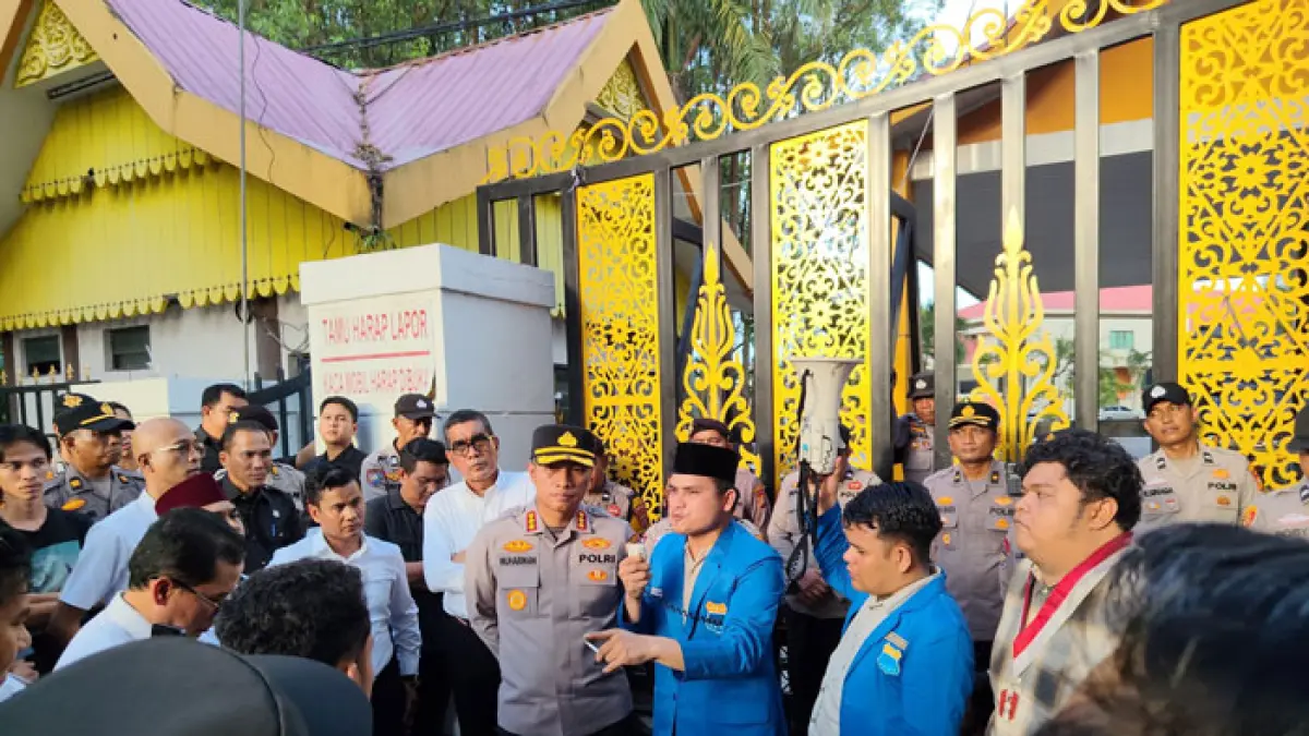 Kapolresta Pekanbaru Kombes Pol Muharman Arta Aksi saat bersama akai unjuk rasa yang digelar Aliansi Cipayung Plus Kota Pekanbaru di depan Kantor DPRD Provinsi Riau, Senin (22/6/2026) kemarin. (Polresta Pekanbaru untuk Riaupos.co)