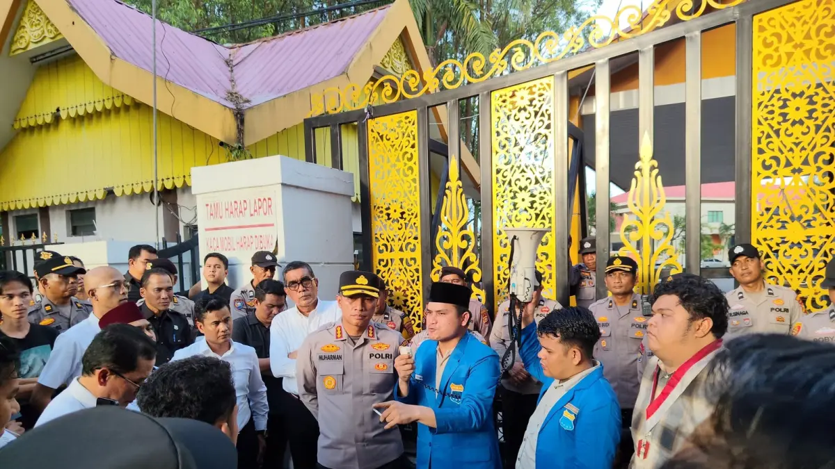 Ket foto: Kapolresta Pekanbaru Kombes Pol Muharman Arta Aksi saat bersama akai unjuk rasa yang digelar Aliansi Cipayung Plus Kota Pekanbaru di depan Kantor DPRD Provinsi Riau, Senin (22/6/2026) lalu.(POLRESTA PEKANBARU UNTUK RIAUPOS.CO)