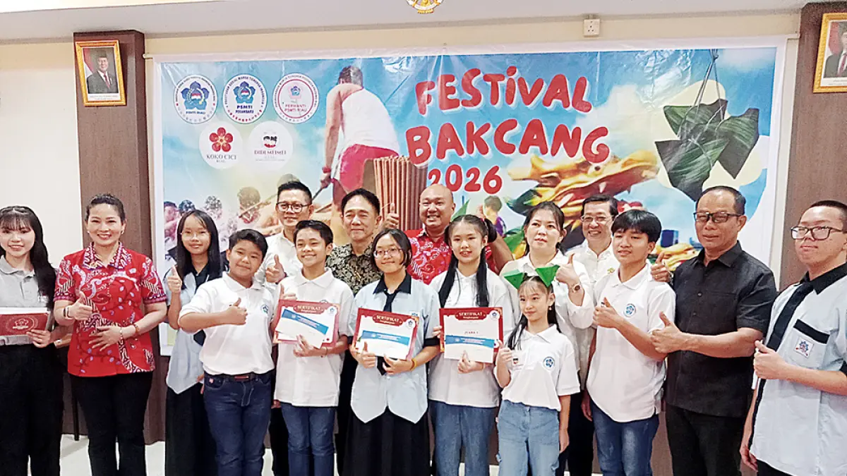 Ketua PSMTI Riau Lindawati (lima kanan) didampingi Ketua PSMTI Kota Pekanbaru Sebastianus Happy Subagio (tengah baju merah) foto bersama para peserta lomba story telling dan dewan juri dalam Festival Bakcang, Selasa (23/6/2026). (Prapti Dwi Lestari/riau pos)