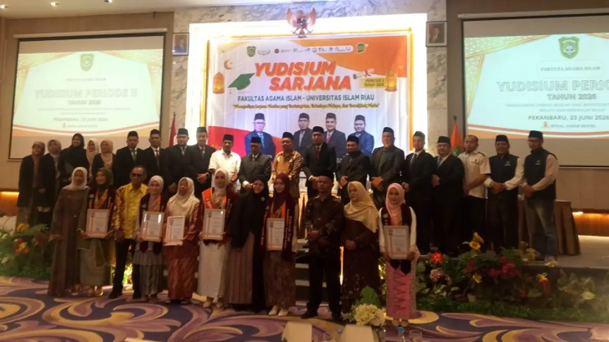 Para pimpinan Fakultas Agama Islam foto bersama dengan lulusan terbaik fakultas yang digelar di Hotel Royal Aznof, Selasa (23/6/2026).&nbsp;(Herianto Baserah/Riau Pos)