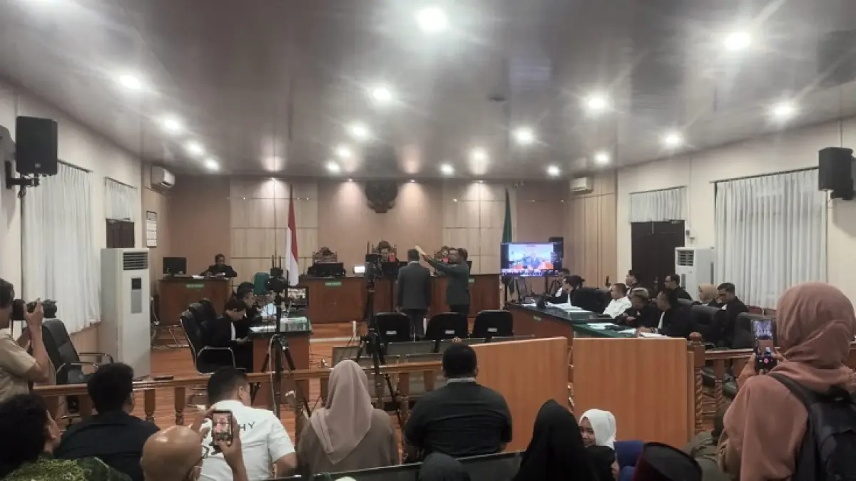 Pengambilan sumpah saksi ahli pidana Dr Chairul Huda yang dihadirkan advokat Gubernur Riau nonaktif Abdul Wahid di Pengadilan Tipikor Pekanbaru, Rabu (24/6/2026). (MHD AKHWAN/RIAUPOS)