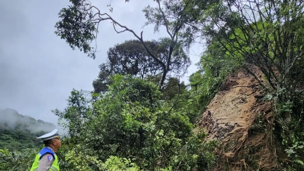 Petugas kepolisian dari Ditlantas Polda Sumbar melihat longsor yang menutup ruas jalan sehingga mengakibatkan Jalan Padang-Bukittinggi ditutup hari ini, Rabu (24/6/2026).(DITLANTAS POLDA SUMBAR UNTUK RIAUPOS.CO)