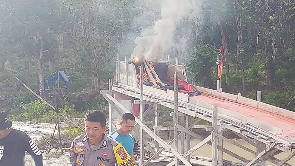 Polsek Kuantan Tengah dan Tim Polres melakukan penertiban PETI di daerah perbatasan PT Agrinas Palma Nusantara dan Desa Titian Modang Kopah, Kecamatan Kuantan Tengah, Senin (22/6/2026) sore. (Foto Polsek Kuantan Tengah)

