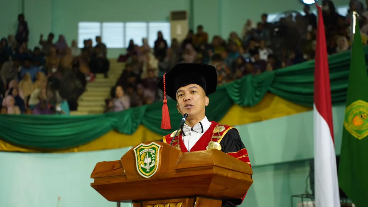 Rektor UIR Assoc Prof Admiral dalam sambutannya pada wisuda Juni 2026 di Kampus UIR, Simpangtiga, Pekanbaru.(DOK.RIAUPOS.CO)