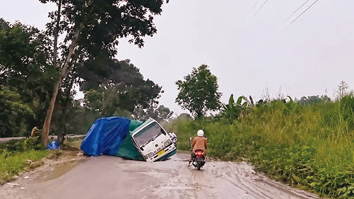 Sebuah truk terpuruk dan tergolek  saat melewati jalan rusak dari Koto Garo menuju Simpang Gelombang, beberapa waktu lalu. (Warga Koto Garo untuk Riau Pos)

