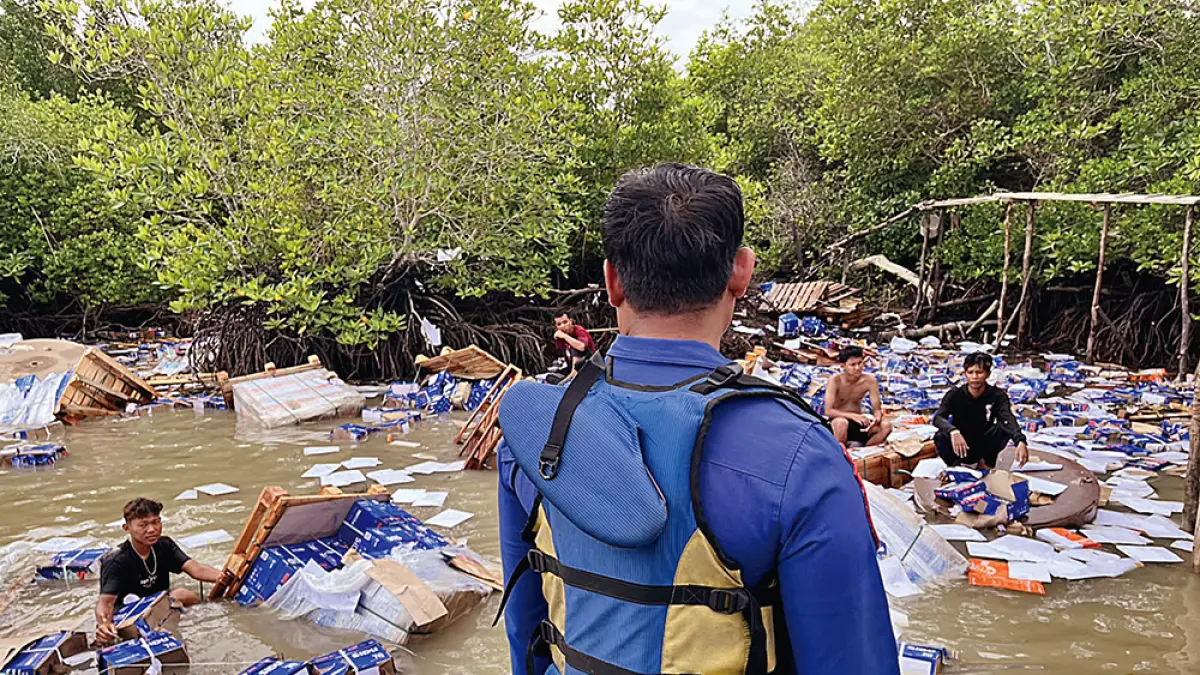 Sejumlah pihak berupaya untuk menyelamatkan sejumlah muatan yang mengapung dari lambung&nbsp; KLM Setia Bersama yang tenggelam di Perairan Selat Rengit, Senin (22/6/2026). (POLRES KEPULAUAN MERANTI UNTUK RIAU POS)

