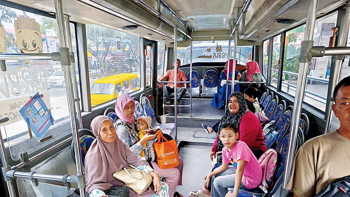 Sejumlah warga menaiki bus Trans Metro Pekanbaru secara gratis dalam rangka HUT ke-242 Pekanbaru, Selasa (23/6/2026). Warga dapat menikmati layanan bus TMP gratis selama tiga hari mulai 22-24 Juni 2026. (EVAN GUNANZAR/RIAU POS)
