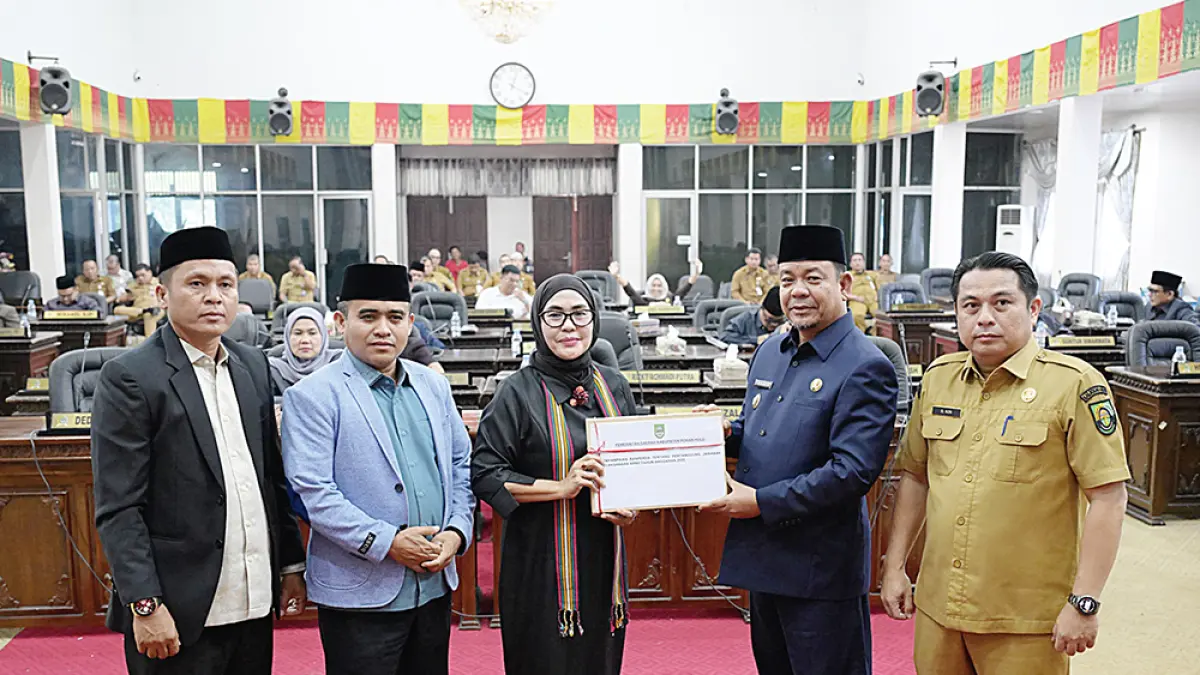 Wabup Rohul H Syafaruddin Poti serahkan Ranperda Pertanggungjawaban APBD Tahun Anggaran 2025 kepada Ketua DPRD Rohul Hj Sumiartini dalam rapat paripurna di Gedung DPRD Rohul, Senin (22/6/2026). (Prokopim Setda Rohul untuk Riau Pos)