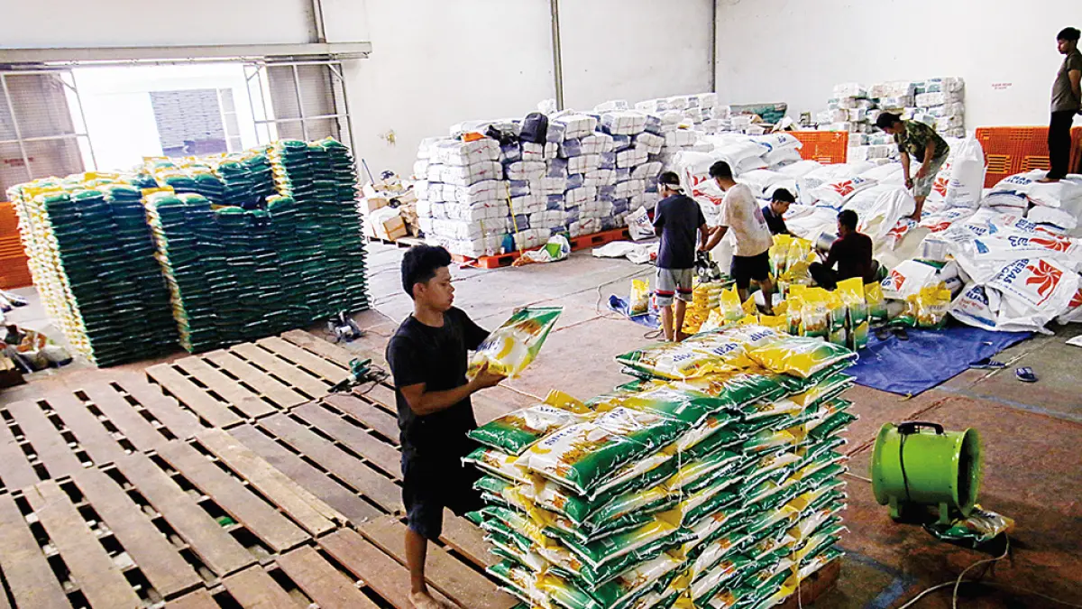 Pekerja melakukan pengemasan Beras Bulog atau Beras SPHP sebagai Program Stabilisasi Pasokan dan Harga Pangan (SPHP) di Gudang Bulog Wilayah Riau Kepri, Pekanbaru, beberapa waktu lalu. Menghadapi El Nino, pemerintah Republik Indonesia menjamin stok beras aman sampai Mei 2027. (MHD AKHWAN/RIAUPOS)