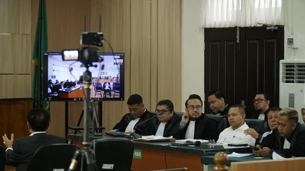 Gubernur Riau nonaktif Abdul Wahid bersama penasehat hukum mendengar keterangan Prof Dr Djohermansyah Djohan yang hadir sebagai saksi ahli dalam sidang lanjutan perkara dugaan korupsi anggaran proyek di lingkungan Dinas PUPR-PKPP Provinsi Riau, di Pengadilan Tindak Pidana Korupsi (Tipikor) pada Pengadilan Negeri Pekanbaru, Kamis (25/6/2026).(MHD AKHWAN/RIAUPOS.CO)