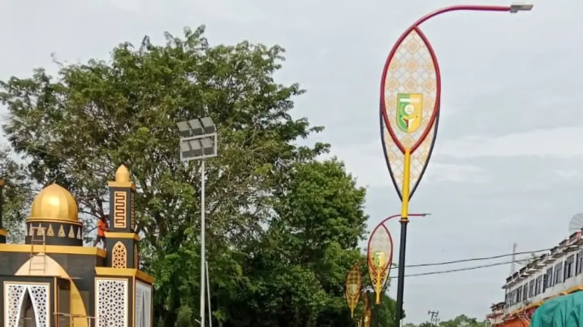 Aktivitas Jalan Jendral Sudirman di Kota Telukkuantan, menjelang pelaksanaan MTQ Provinsi Riau di Kuansing, Kamis (25/6/2026).(DESRIANDI CANDRA/RIAUPOS.CO)