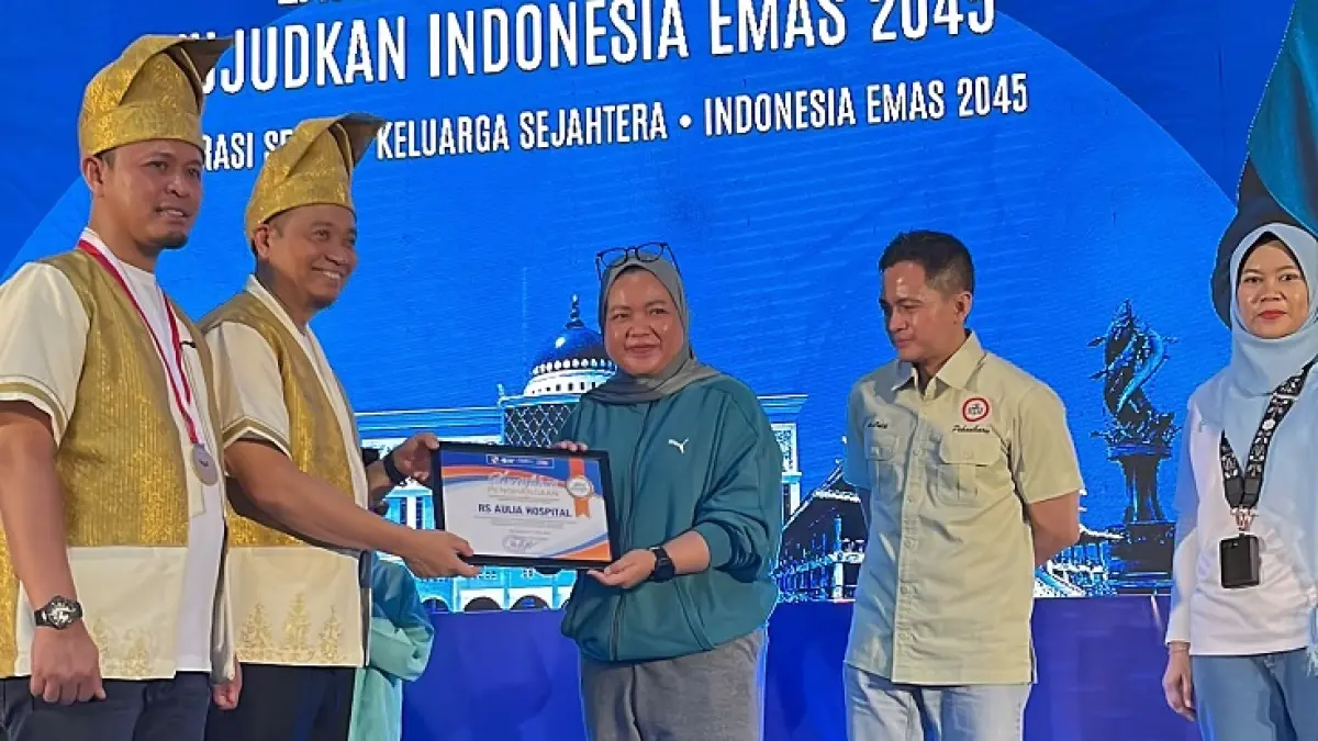 Aulia Hospital menerima sertifikat penghargaan dari Wali Kota Pekanbaru. (Istimewa)