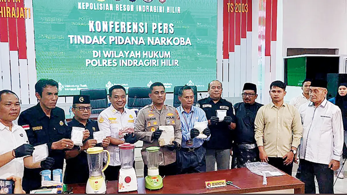 BARANG BUKTI: Kapolres Inhil AKBP Farouk Oktora SIK memimpin pemusnahan 1,5 Kg sabu dan ribuan butir ekstasi di Aula Rekonfu Polres Inhil Jalan Gajah Mada, Tembilahan, Rabu (24/6/2026). (*2/RIAU POS) 

