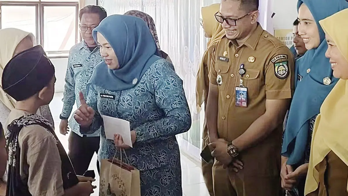 BERI BINGKISAN: Ketua TP PKK Rohul dr Yeni Dwi Putri memberikan bingkisan kepada perwakilan anak yang mengikuti sunat massal gratis di Puskesmas Ujung Batu, Selasa (23/6/2026). (Foto Prokopim Setda Rohul untuk Riau Pos)

