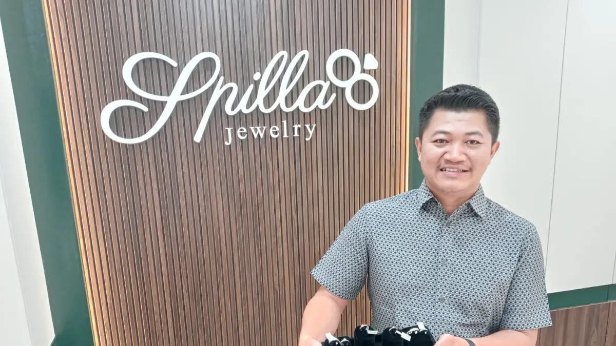 Chief Executive Officer Spilla Jewelry Pekanbaru Aria Fiadzima Salaksa memperlihatkan koleksi disain cincin nikah dan tunangan yang dimiliki Spilla Jewelry Pekanbaru, Kamis (25/6/2026).(PRAPTI DWI LESTARI/RIAUPOS.CO)