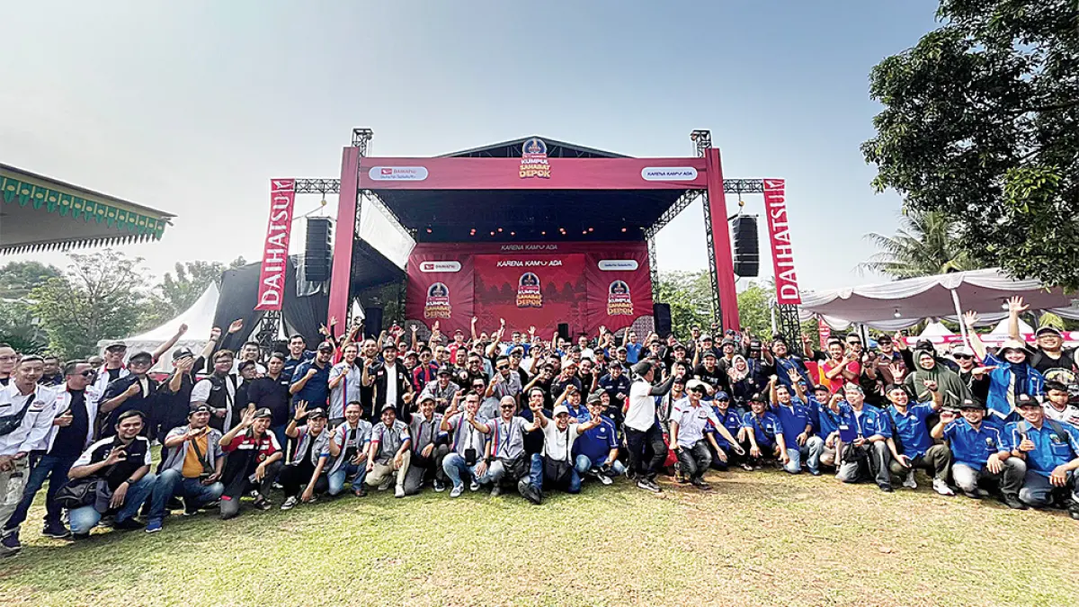 Daihatsu Official Club beserta komunitas roda dua foto bersama manajemen Daihatsu menyambut gelaran “Daihatsu Kumpul Sahabat“ dengan penuh suka cita, Ahad (21/6/2026). (DAIHATSU UNTUK RIAU POS)

