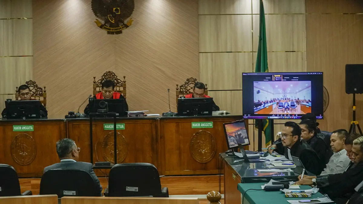 Gubernur Riau nonaktif Abdul Wahid bersama tim advokat mendengar keterangan saksi ahli pidana Chairul Huda yang dihadirkan dalam sidang di Pengadilan Tipikor pada Pengadilan Negeri Pekanbaru, Rabu (24/6/2026). (MHD AKHWAN/RIAU POS)