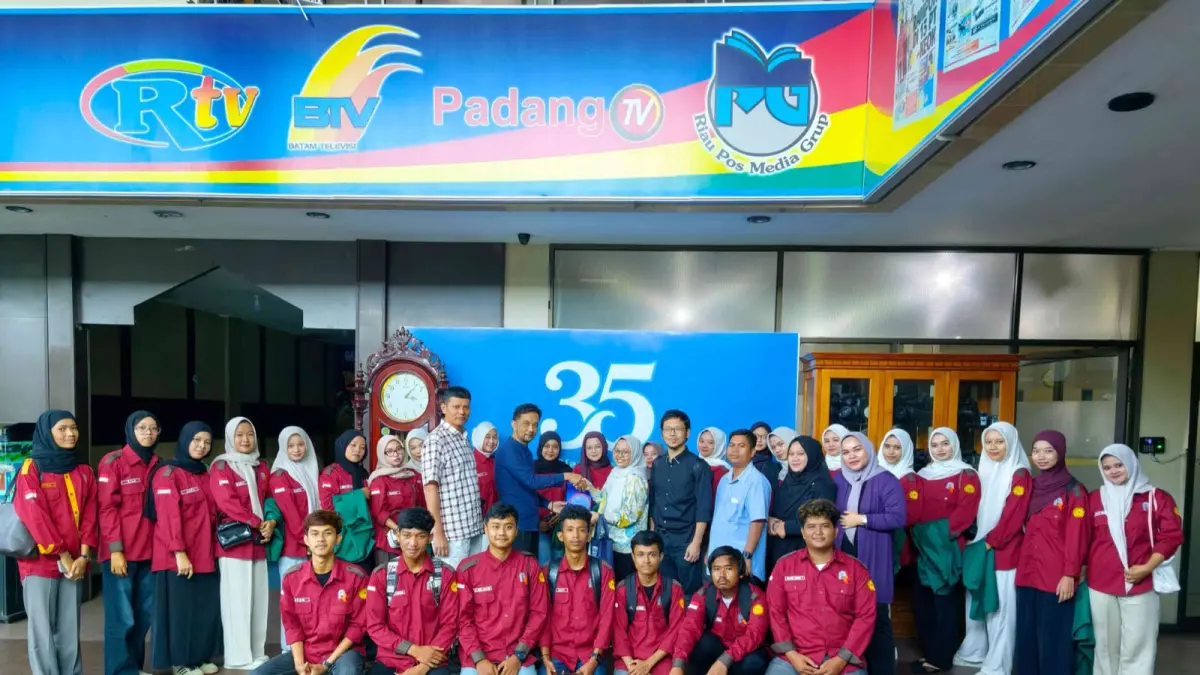 Dosen Pengampu Mata Kuliah Komunikasi Massa Destita Mutiara, S.Sos.,M.Si didampingi Wakil Dekan Fakultas Ilmu Komunikasi Johan Faladhin, S.I.Kom,M.I.Kom, Dosen Program Studi Hubungan Masyarakat Raja Widya Novchi, S.I.Kom.,M.Soc.Sc  &  Untung Surapati,S.I.Kom.,M.I.Kom menyerahkan Cenderamata kepada Redpel Pendapatan Riau Pos Syahrul Mukhlis bersama Manajer Pemasaran Riau Pos Abdul Kadir Bey saat kunjungan ke Kantor Riau Pos di Gedung Graha Pena Riau, Kamis (25/6/2026).(EVAN GUNANZAR/RIAUPOS.CO)