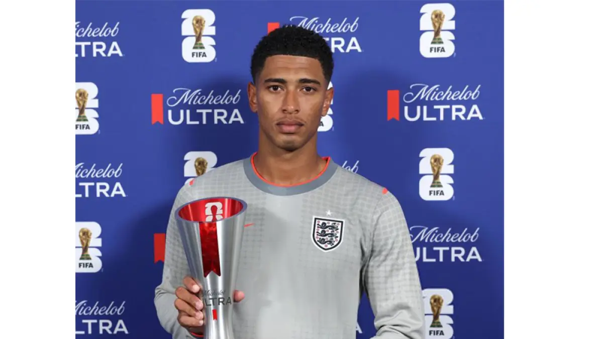  Jude Bellingham saat menerima trofi Man of the Match (MotM) usai Inggris bermain imbang 0-0 melawan Ghana di  Gillette Stadium, Foxborough, Rabu (24/6/2026). (x Fabrizio Romano)
