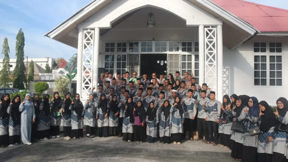 Kafilah Rohil bersama-sama menjelang dilepas keberangkatan menuju ke Kuansing guna mengikuti MTQ Riau ke-44, Kamis (25/6/2026) sore. (Zulfadhli/Riaupos.co)