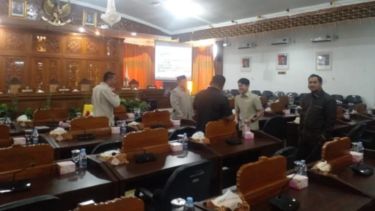 Ketua DPRD H Juprizal SE MSi bersama beberapa anggota DPRD usai menunda sidang paripurna, Kamis (25/6/2026). (Desriandi Candra/Riaupos.co)