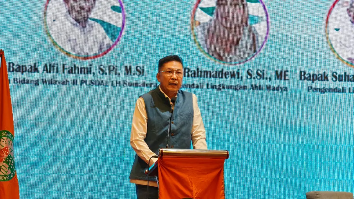 Ketua GAPKI Cabang Riau Lichwan Hartono memberi sambutan saat kegiatan Sosialisasi Pengelolaan Sampah dan Air Limbah Domestik di Lingkungan Perkebunan Kelapa Sawit di Hotel The Zuri Pekanbaru, Kamis (25/6/2026).(EVAN GUNANZAR/RIAUPOS.CO)