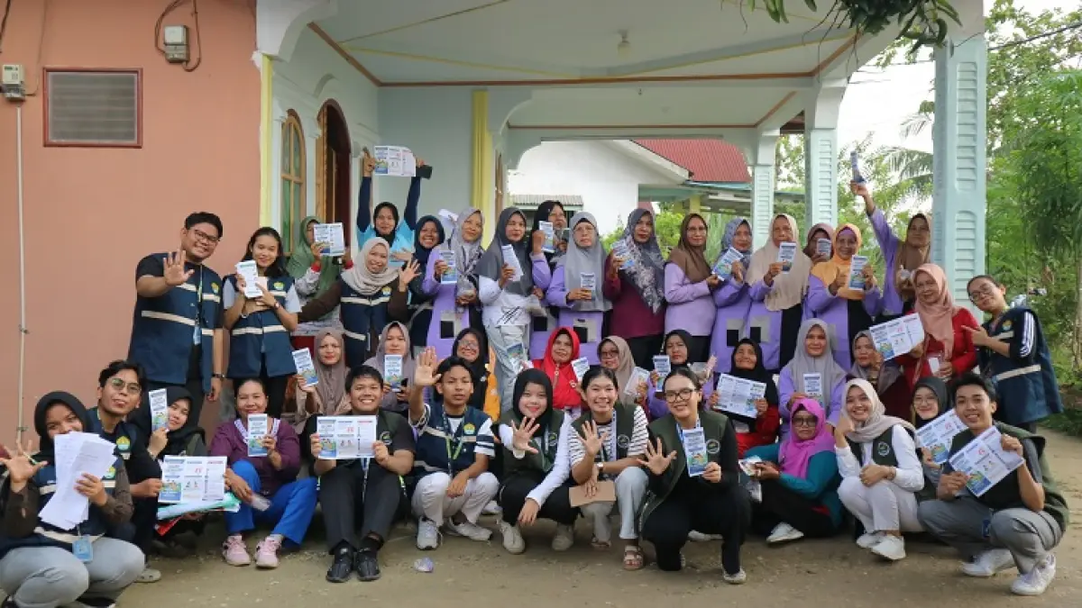 Mahasiswa Kukerta Berdampak Fakultas Kedokteran Unri Kelompok Bukit Batrem 1 foto bersama Posyandu Kepodang, Kelurahan Bukit Batrem usai sosialisasi, Sabtu (13/6/2026). (FK Unri untuk Riau Pos)