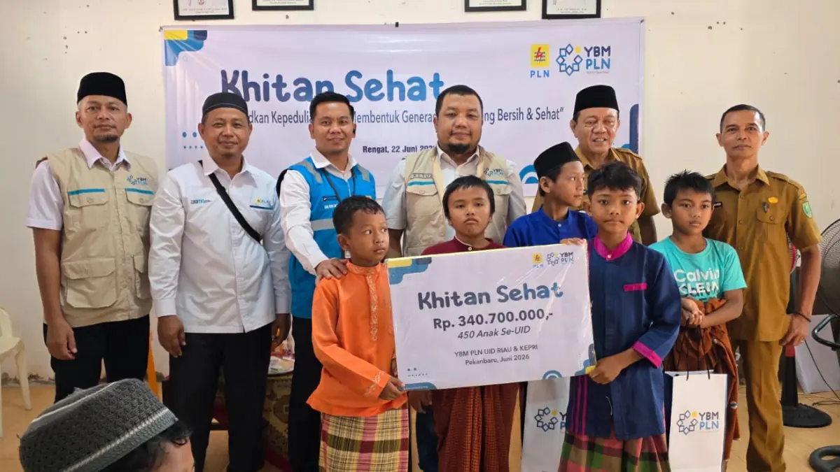 Manager Manager PLN UP3 Rengat, Tatok Winarko (tiga dari kanan belakang) didampingi pejabat PLN dan pihak kelurahan Pasar Kota foto bersama dengan perwakilan peserta khitanan massal, Kamis (25/6/2026).(PLN UP3 RENGAT UNTUK RIAUPOS.CO)