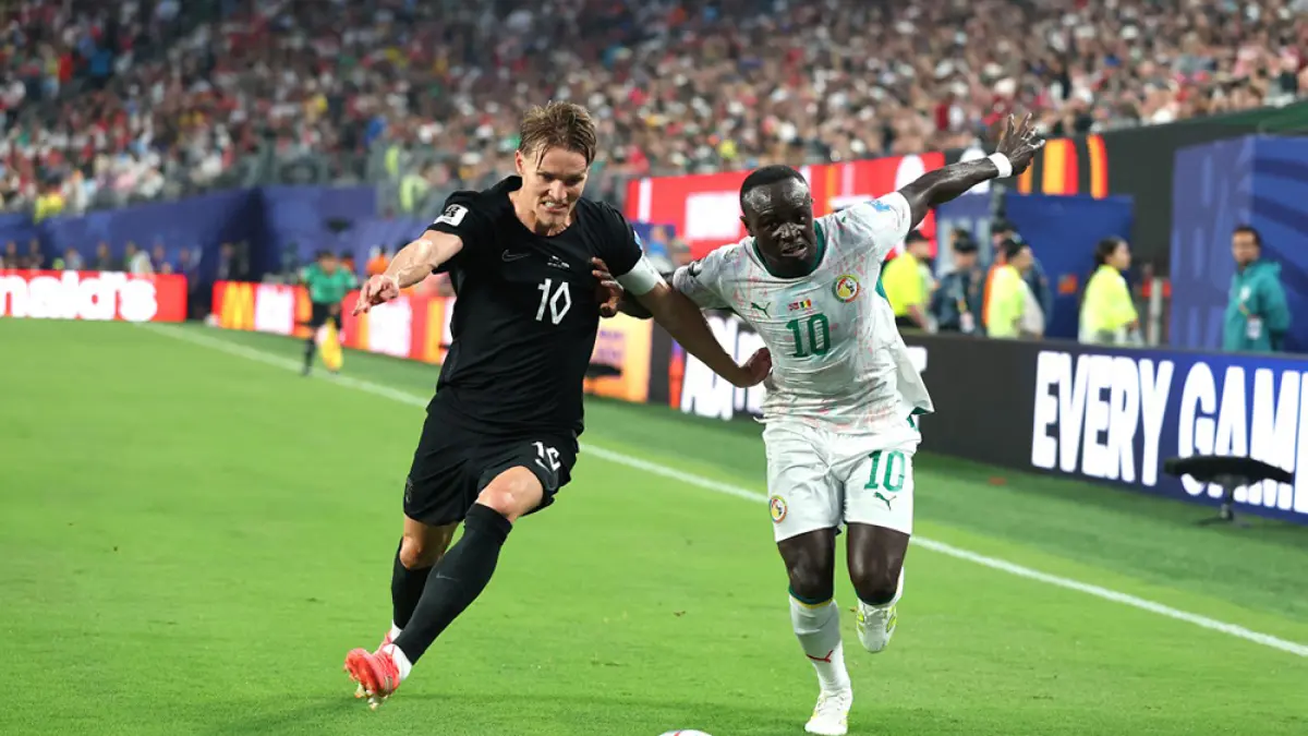 Martin Odegaard berebut bola melawan Sadio Mane dalam pertandingan Grup I Piala Dunia FIFA 2026 antara Norwegia dan Senegal di New Jersey, Senin (22/6/2026). (afp)