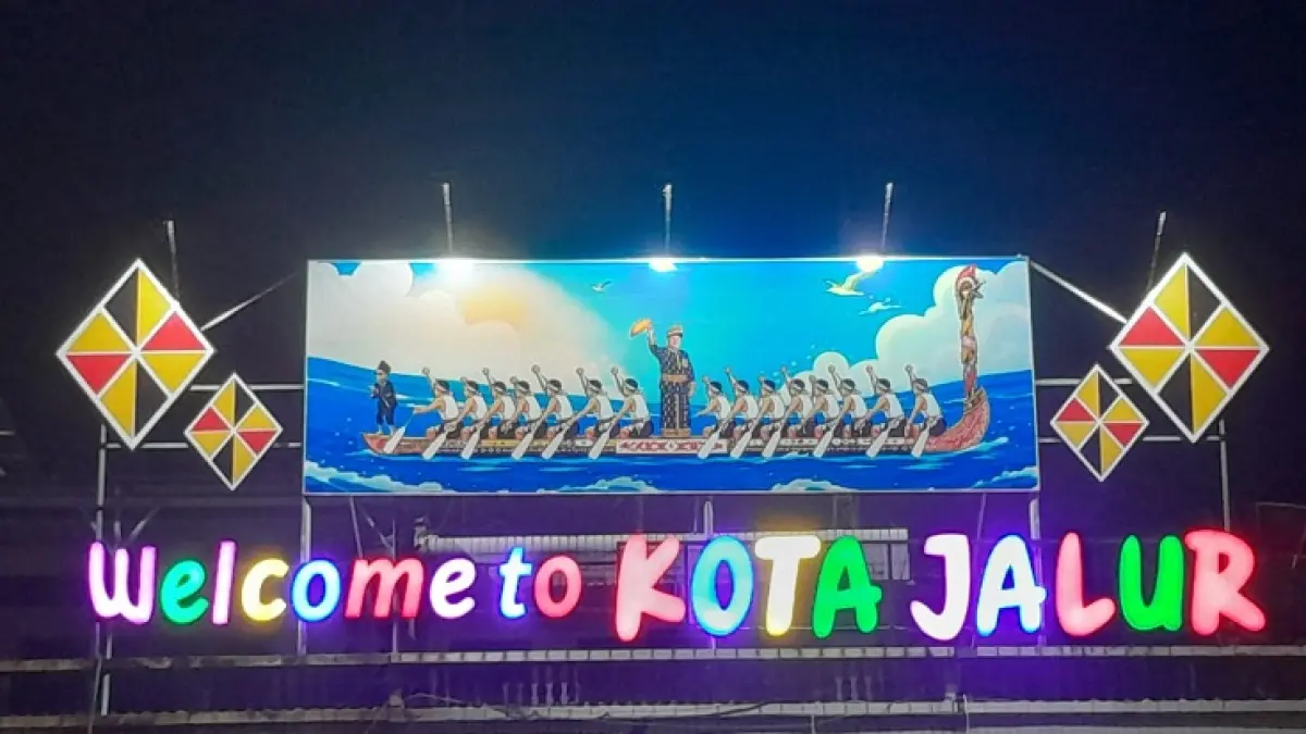 Ornamen di kawasan Astaqa Utama MTQ Riau di Jalan Sudirman Teluk Kuantan, kini dipercantik,pada malam hari menjadi daya tarik masyarakat, Rabu (24/6/2026) malam.(Desriandi Candra/Riaupos.co)